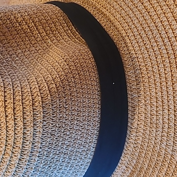 Stylish Straw Sun Hat with Black Band - Picture 4 of 7